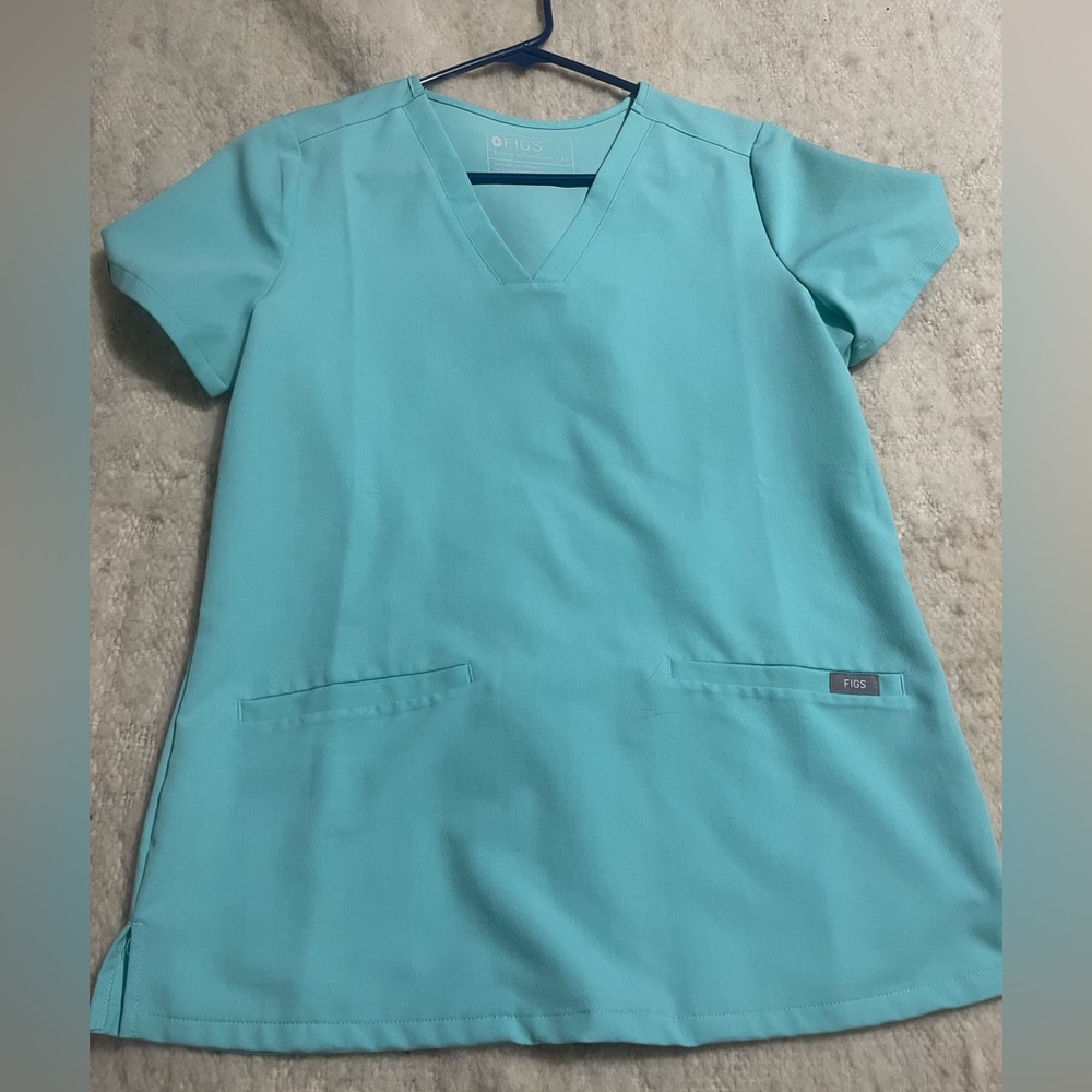 Fresh aqua Casa 3 pocket figs scrub top + Fresh aqua Zamora jogger scrub pants!
